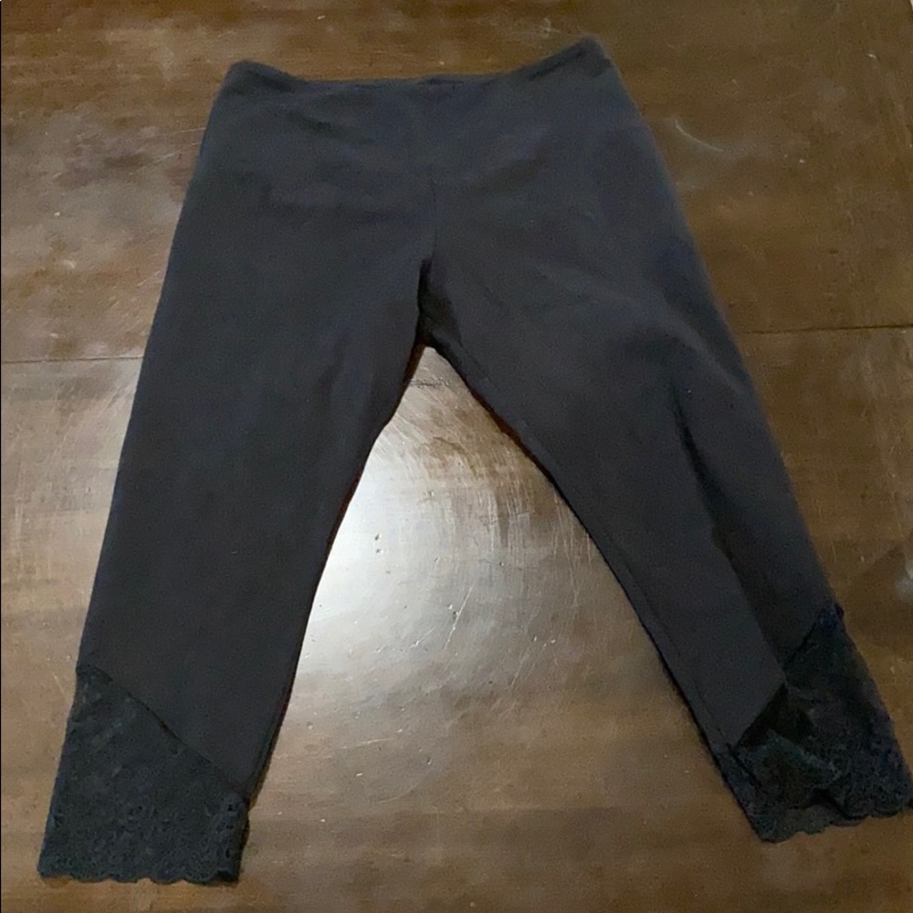 Ruby Ribbon Lace Capri Leggings